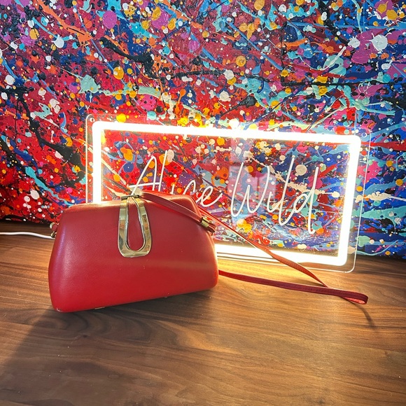 Elegant Vintage Red and Gold Handbag - Picture 2 of 6